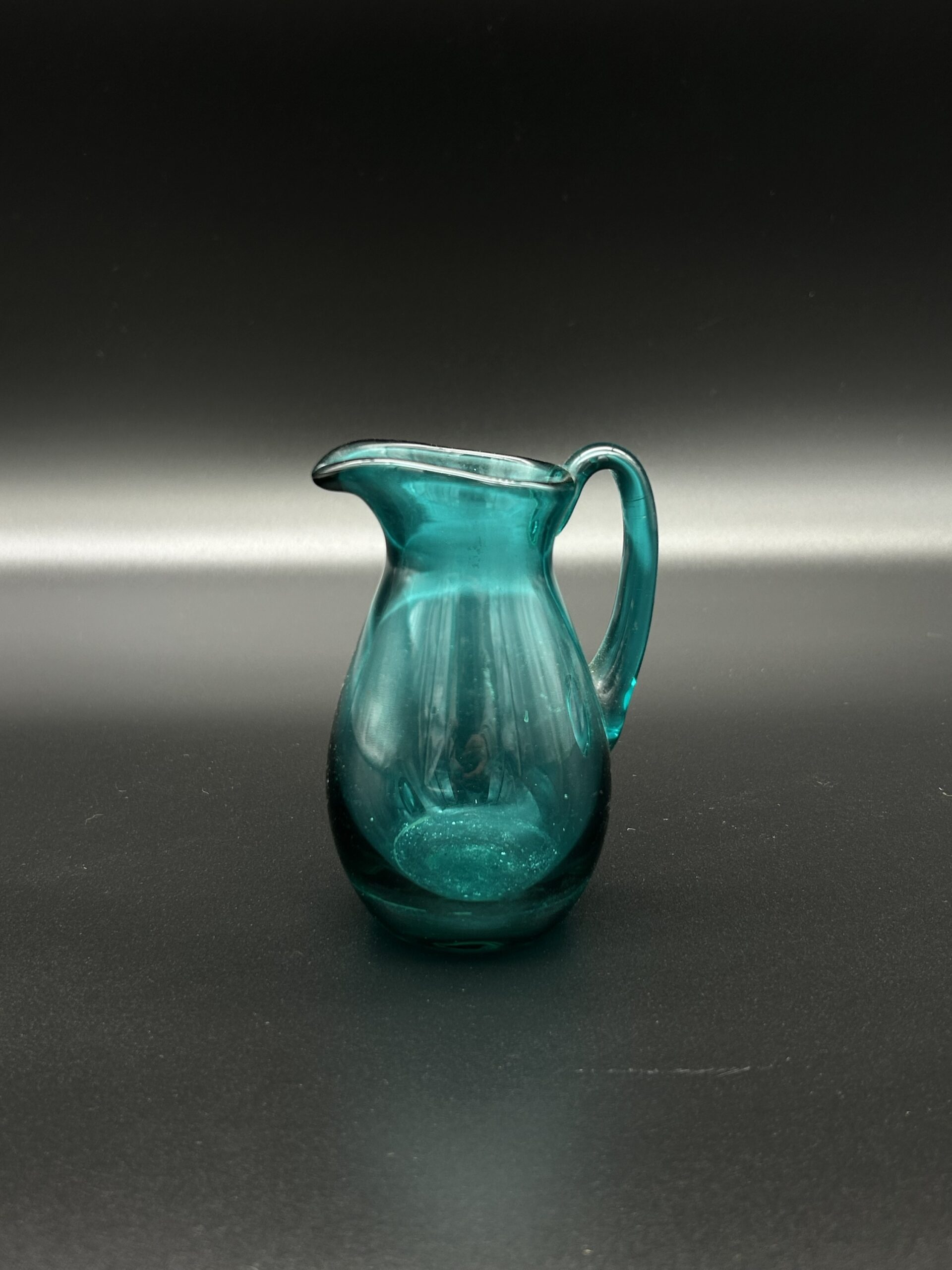 Mały dzbanuszek szklany turkusowy