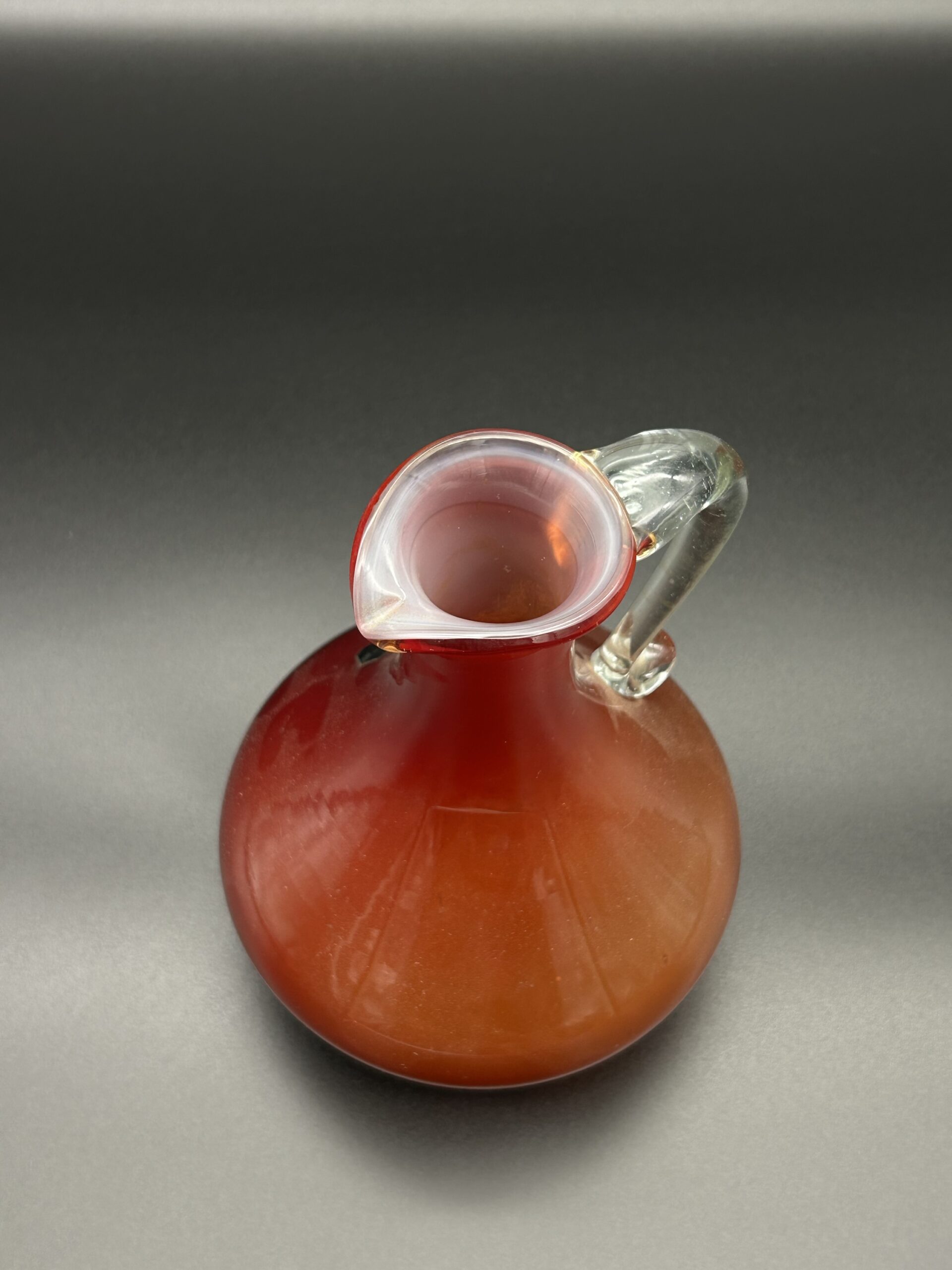 Dzban szklany czerwony z ozdobnym uchwytem - obrazek 2