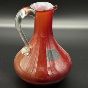 Dzban szklany czerwony z ozdobnym uchwytem