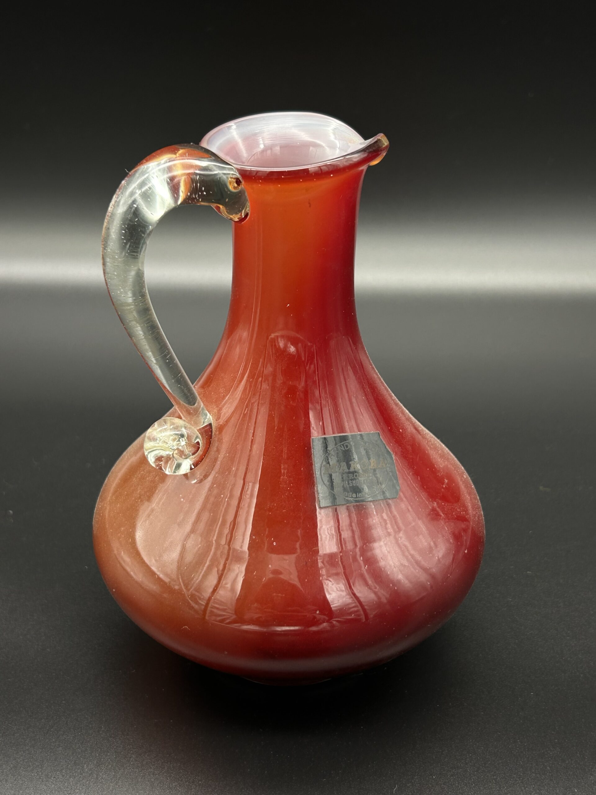 Dzban szklany czerwony z ozdobnym uchwytem
