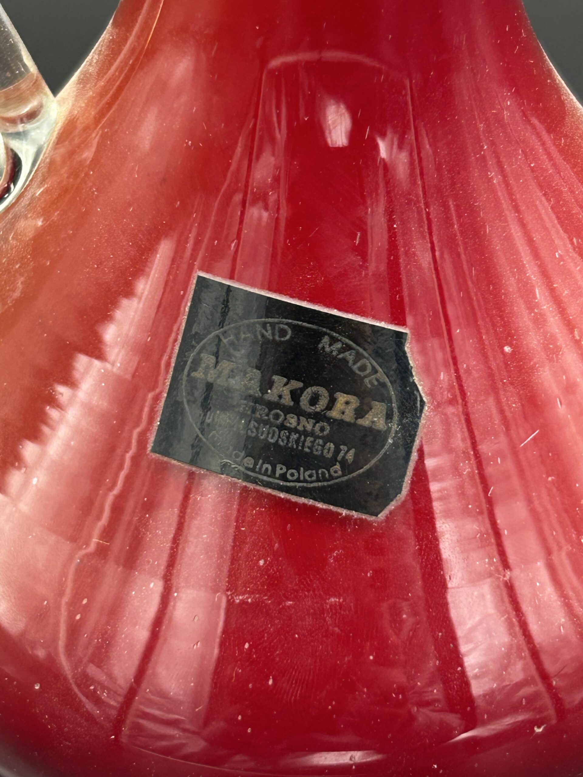 Dzban szklany czerwony z ozdobnym uchwytem - obrazek 3