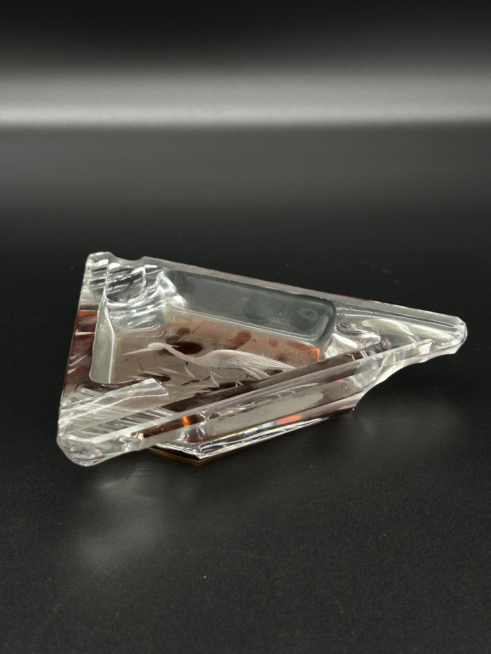 Popielniczka szklana trójkątna z grawerem - obrazek 2