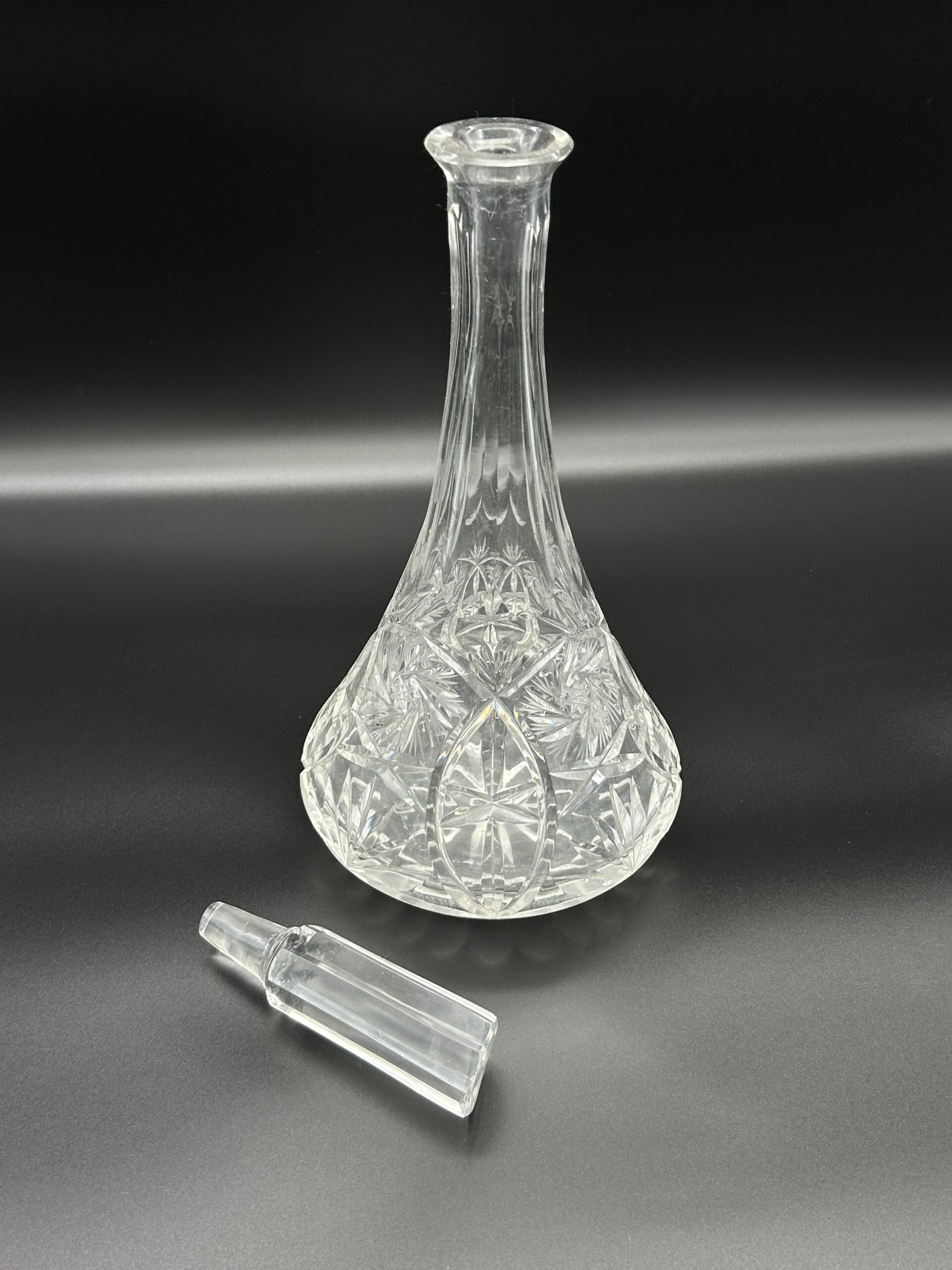 Karafka kryształowa z korkiem