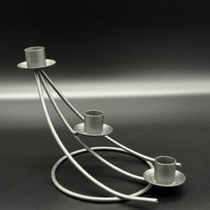 Świecznik metalowy modernistyczny