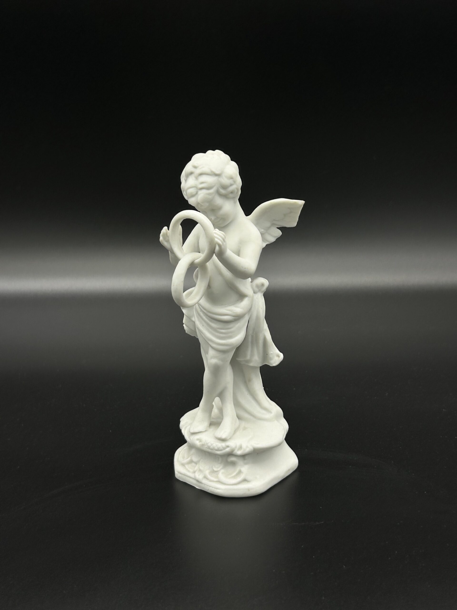 Figurka porcelanowa aniołek