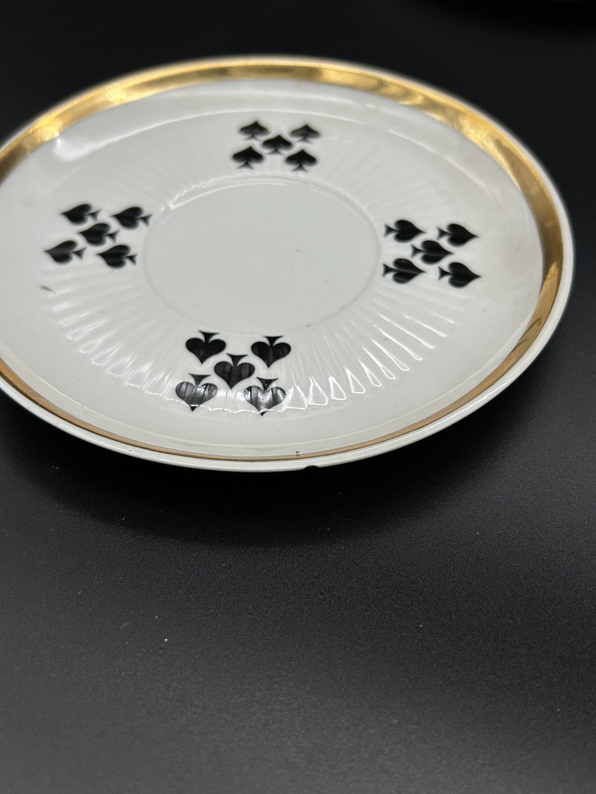 Zestaw filiżanek i talerzy z motywem kart - obrazek 4