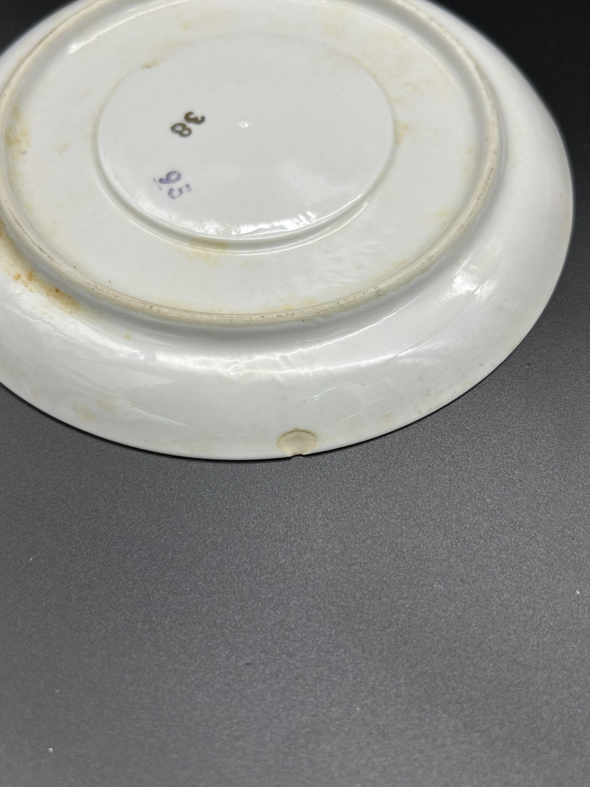 Zestaw filiżanek i talerzy z motywem kart - obrazek 3