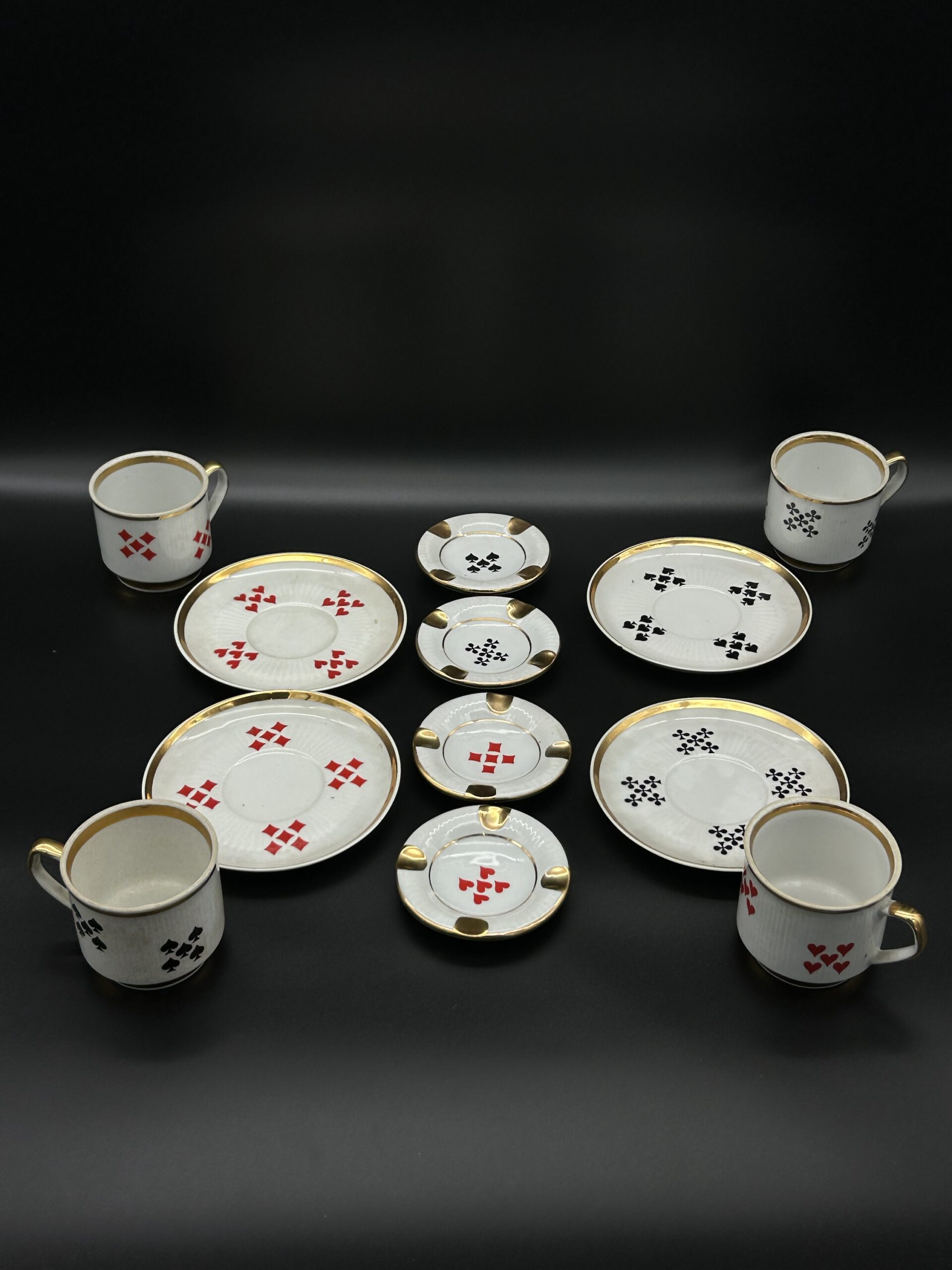 Zestaw filiżanek i talerzy z motywem kart - obrazek 2