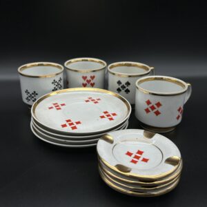 Zestaw filiżanek i talerzy z motywem kart
