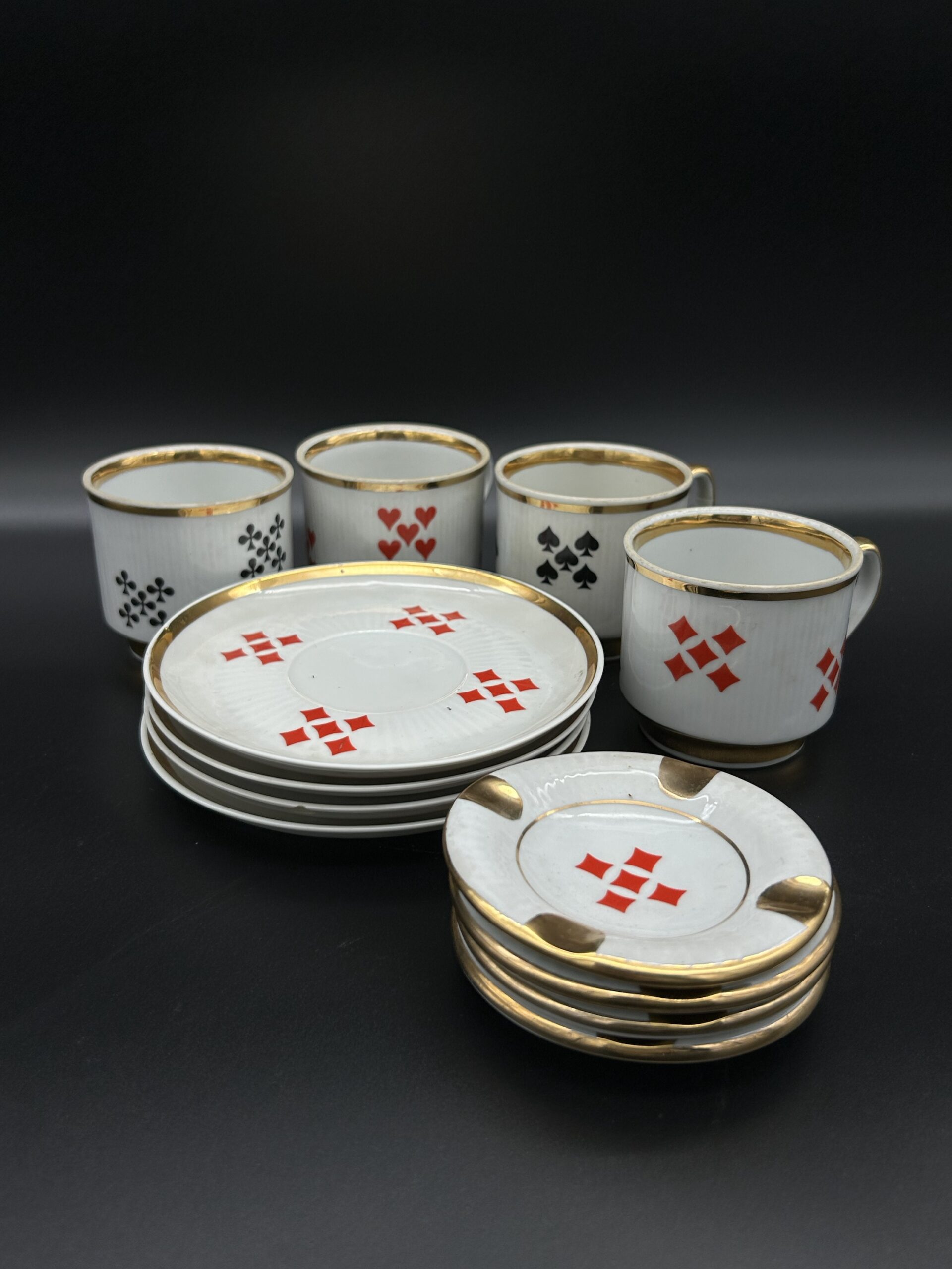 Zestaw filiżanek i talerzy z motywem kart