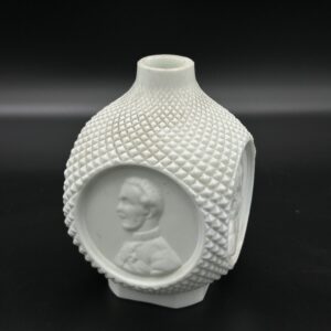 Wazon porcelanowy z płaskorzeźbą