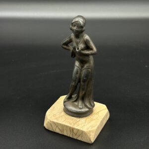 Figurka metalowa kobiety