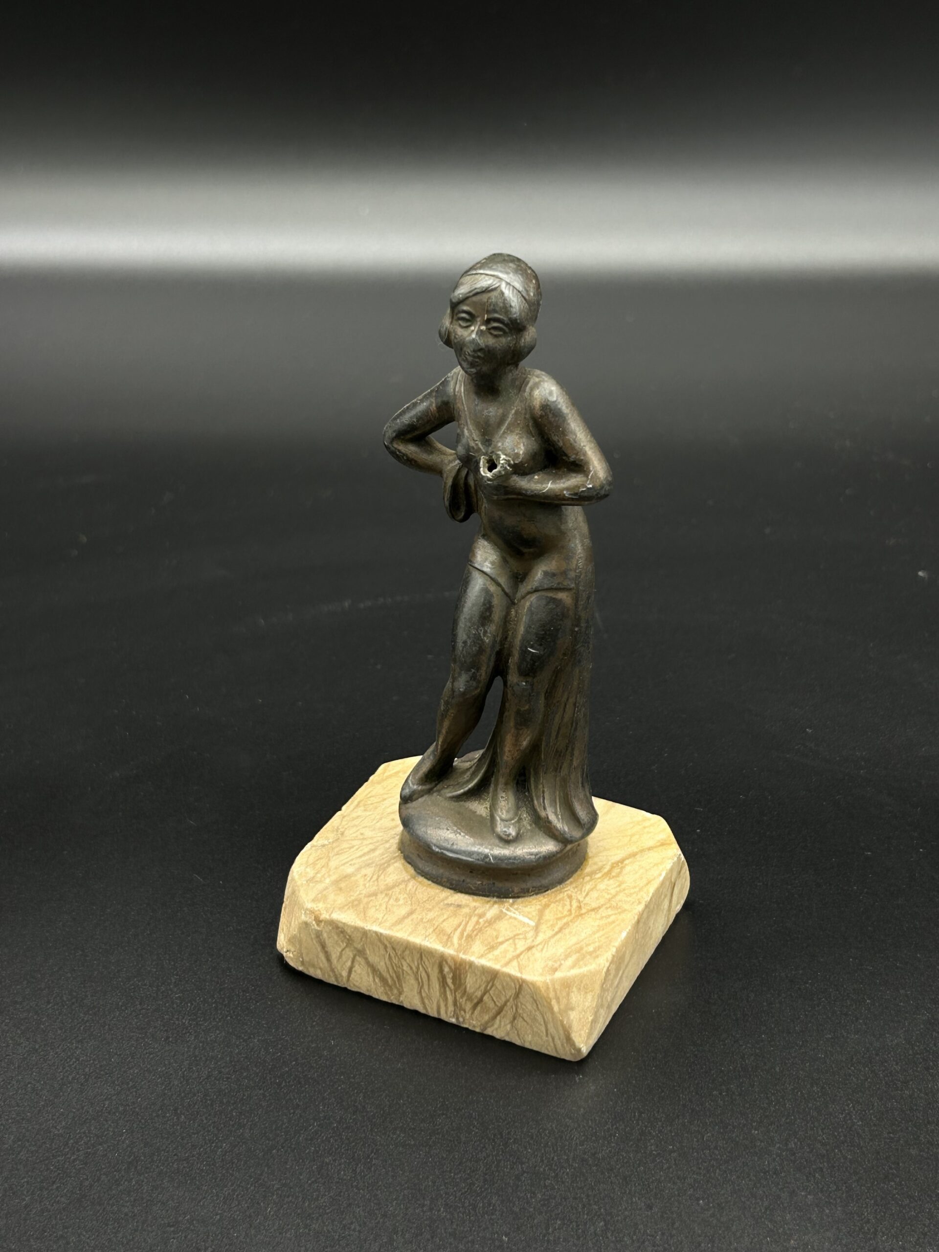 Figurka metalowa kobiety