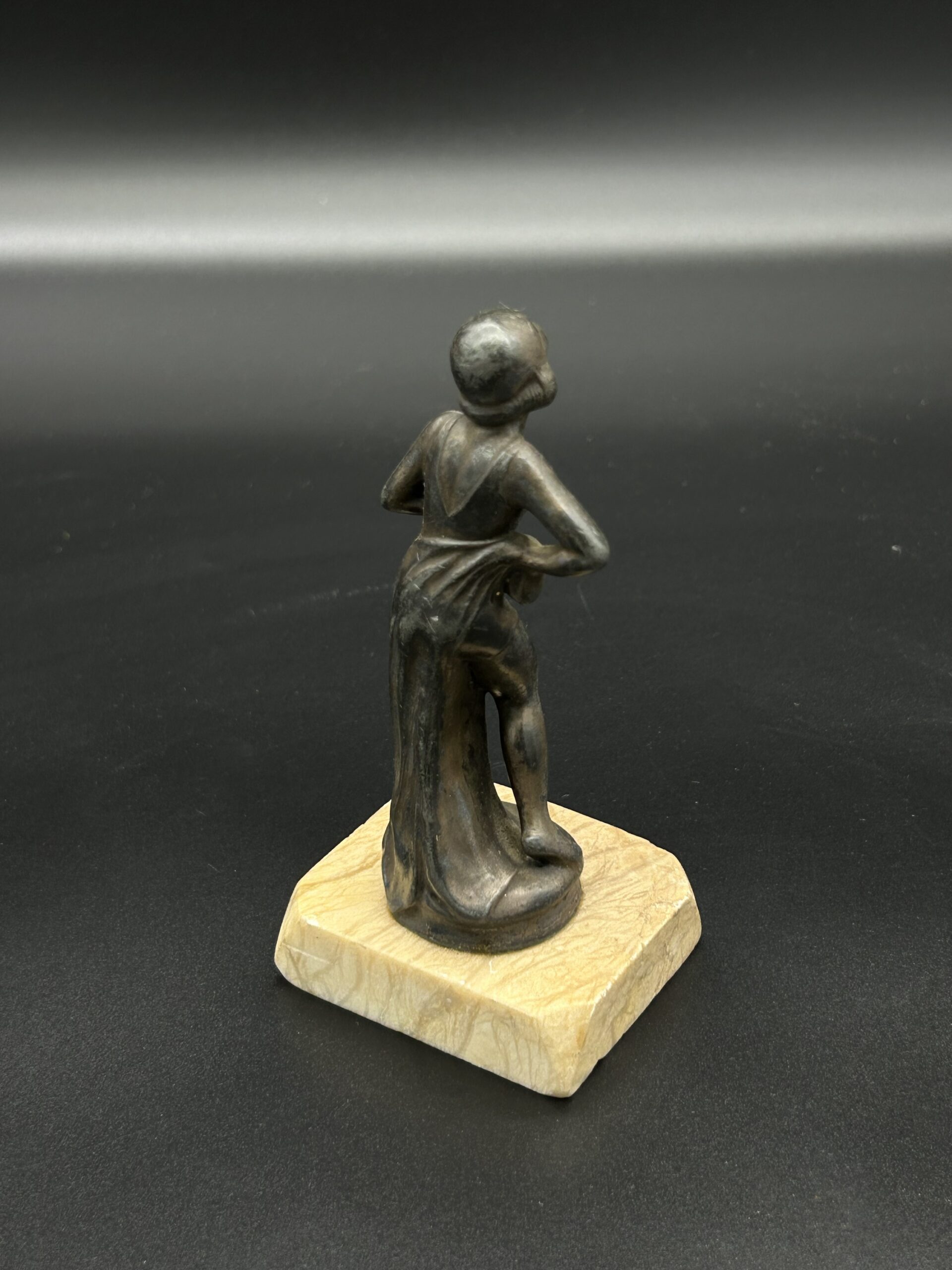 Figurka metalowa kobiety - obrazek 2