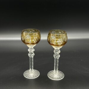 Zestaw kieliszków bursztynowych na wysokiej nodze