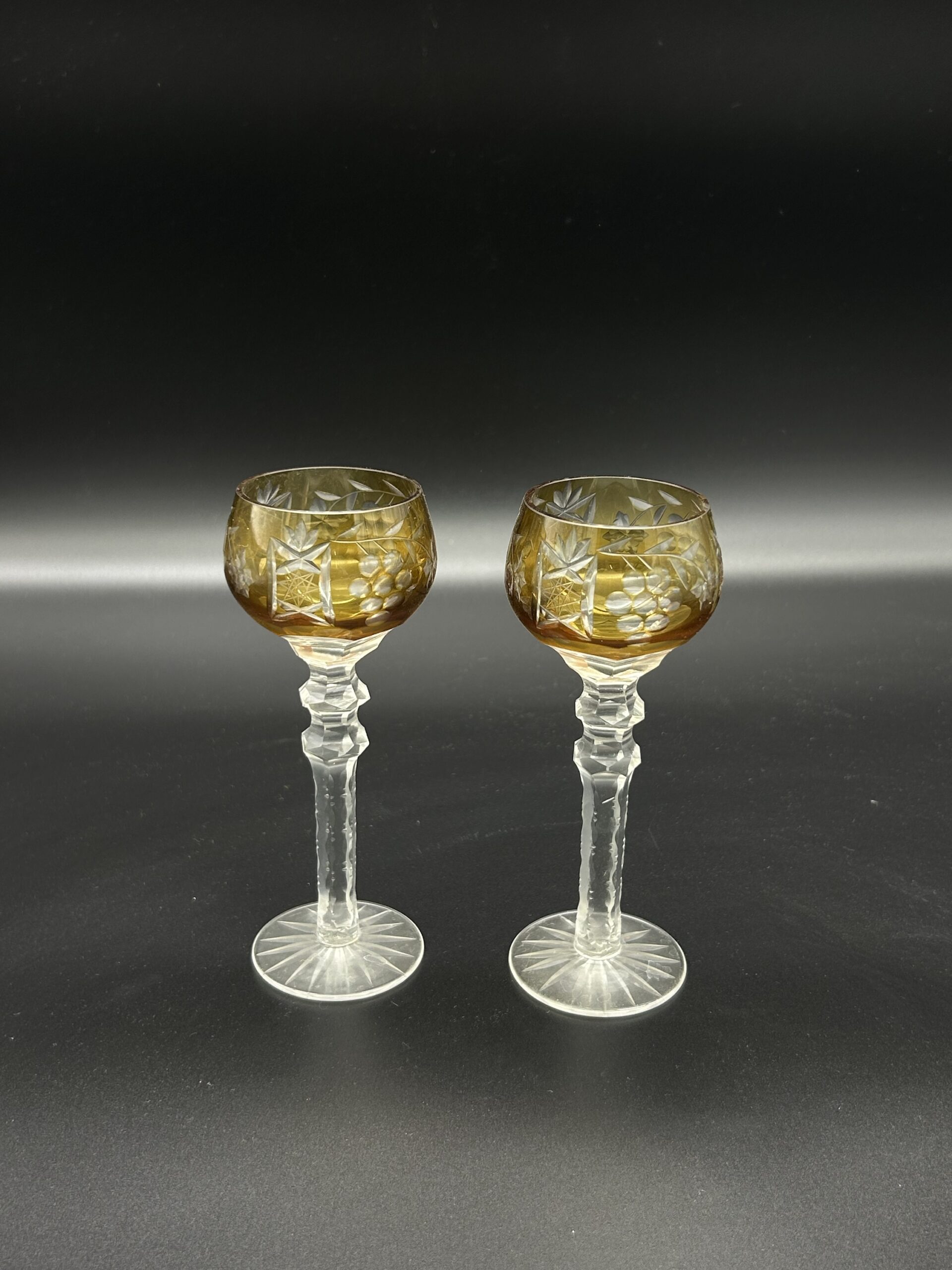 Zestaw kieliszków bursztynowych na wysokiej nodze