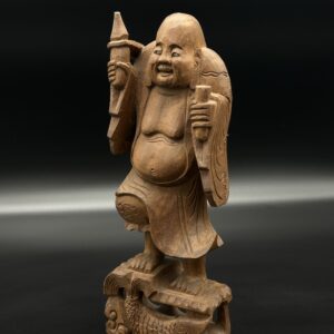 Drewniana figurka Buddy z rybą