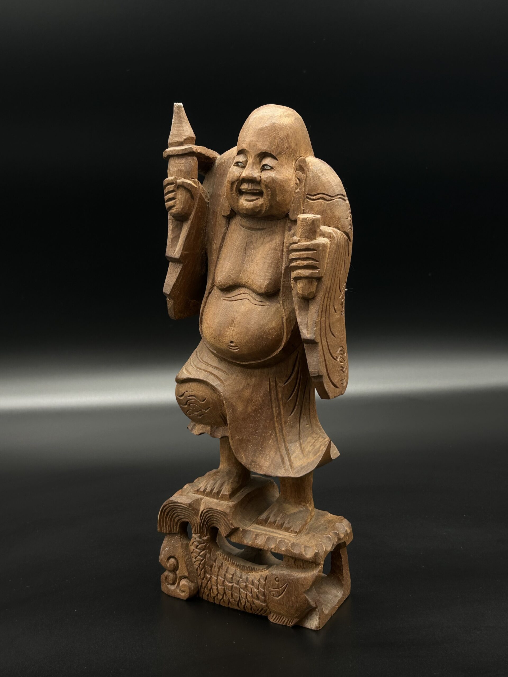 Drewniana figurka Buddy z rybą