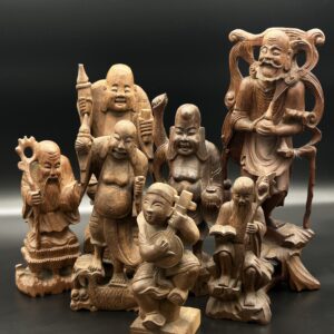 Zestaw drewnianych figurek buddyjskich