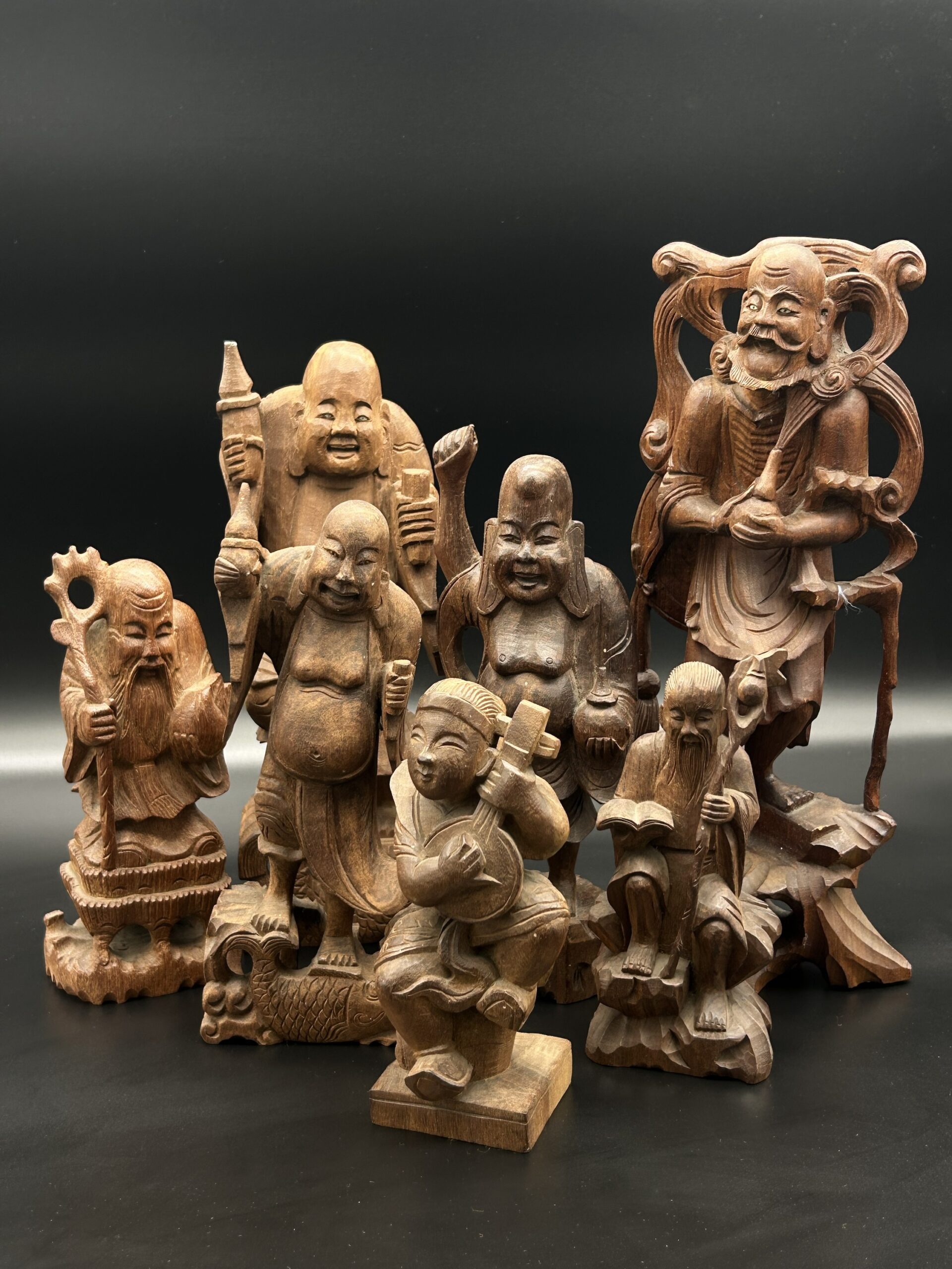 Zestaw drewnianych figurek buddyjskich