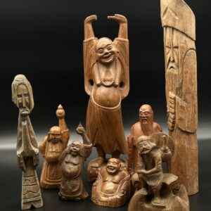 Zestaw drewnianych rzeźb buddyjskich
