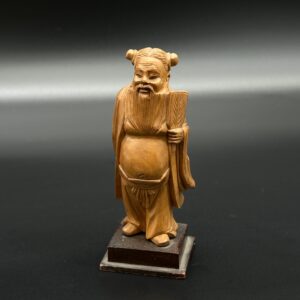 Drewniana figurka mędrca z wachlarzem