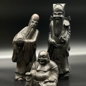 Zestaw trzech drewnianych figurek buddyjskich