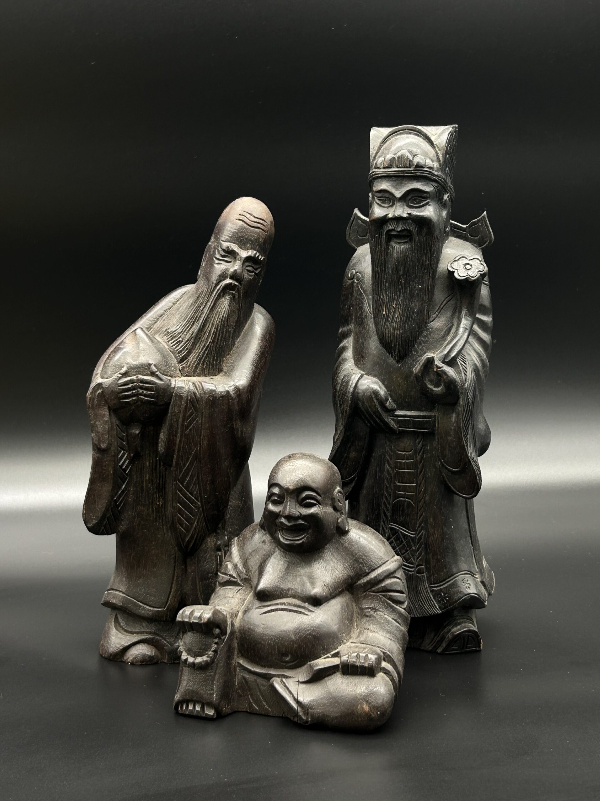 Zestaw trzech drewnianych figurek buddyjskich