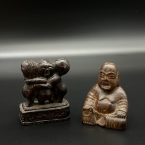 Miniaturowe figurki z drewna – dzieci i Budda