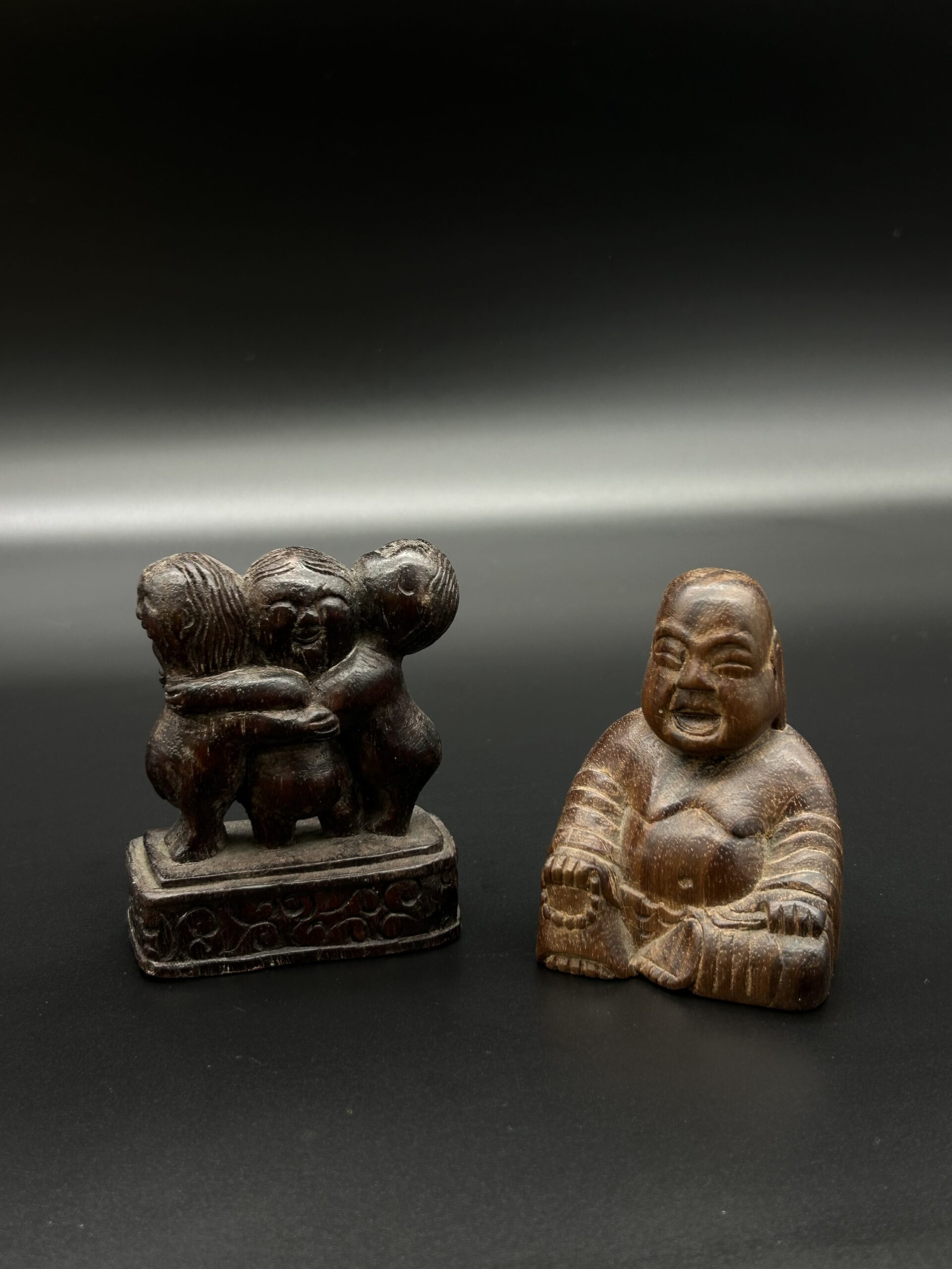 Miniaturowe figurki z drewna – dzieci i Budda