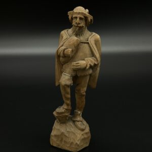 Drewniana figurka górala