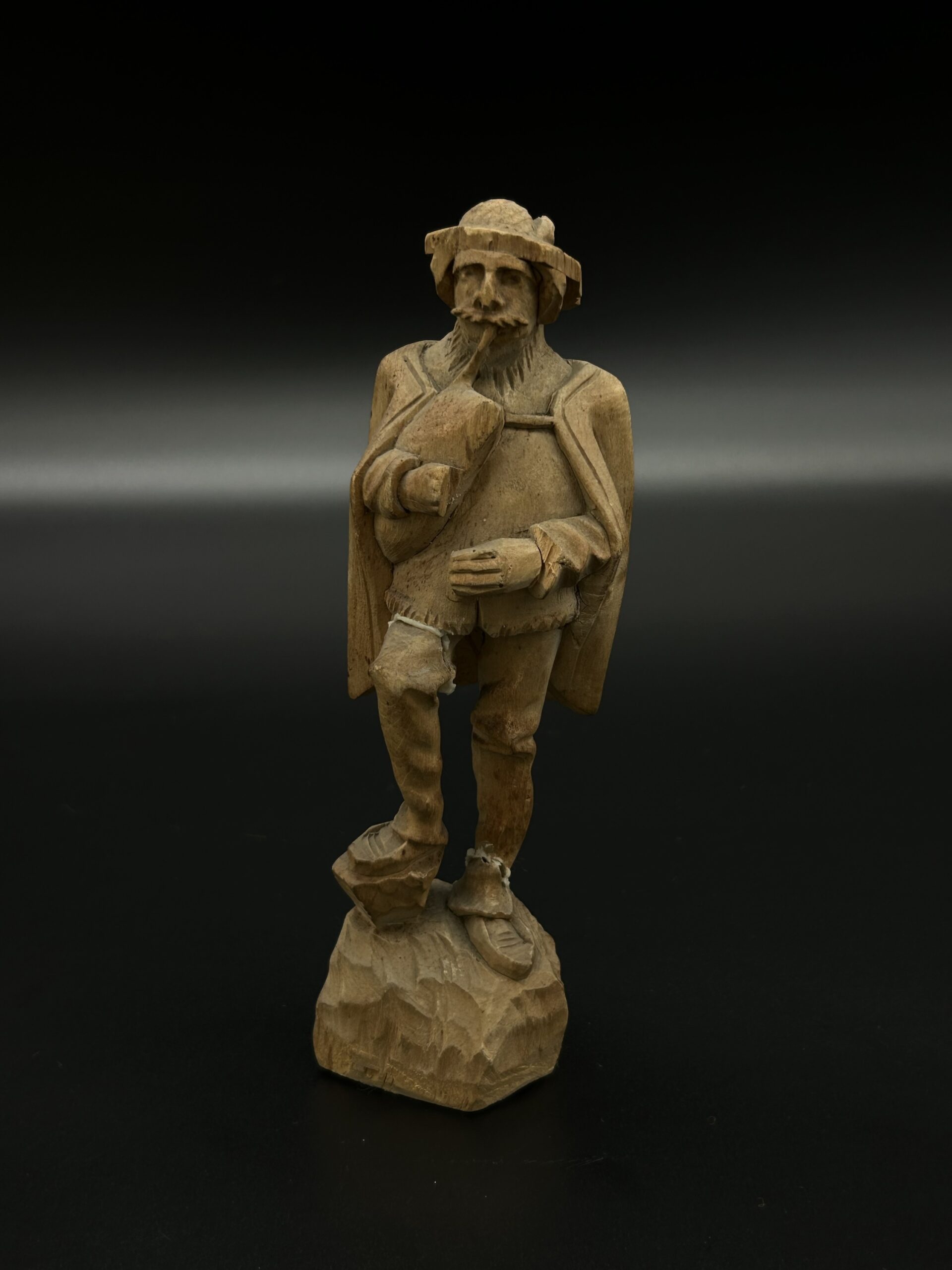 Drewniana figurka górala