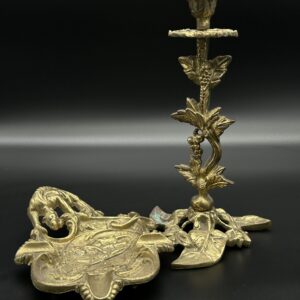 Zestaw mosiężnych dekoracji – świecznik i tacka