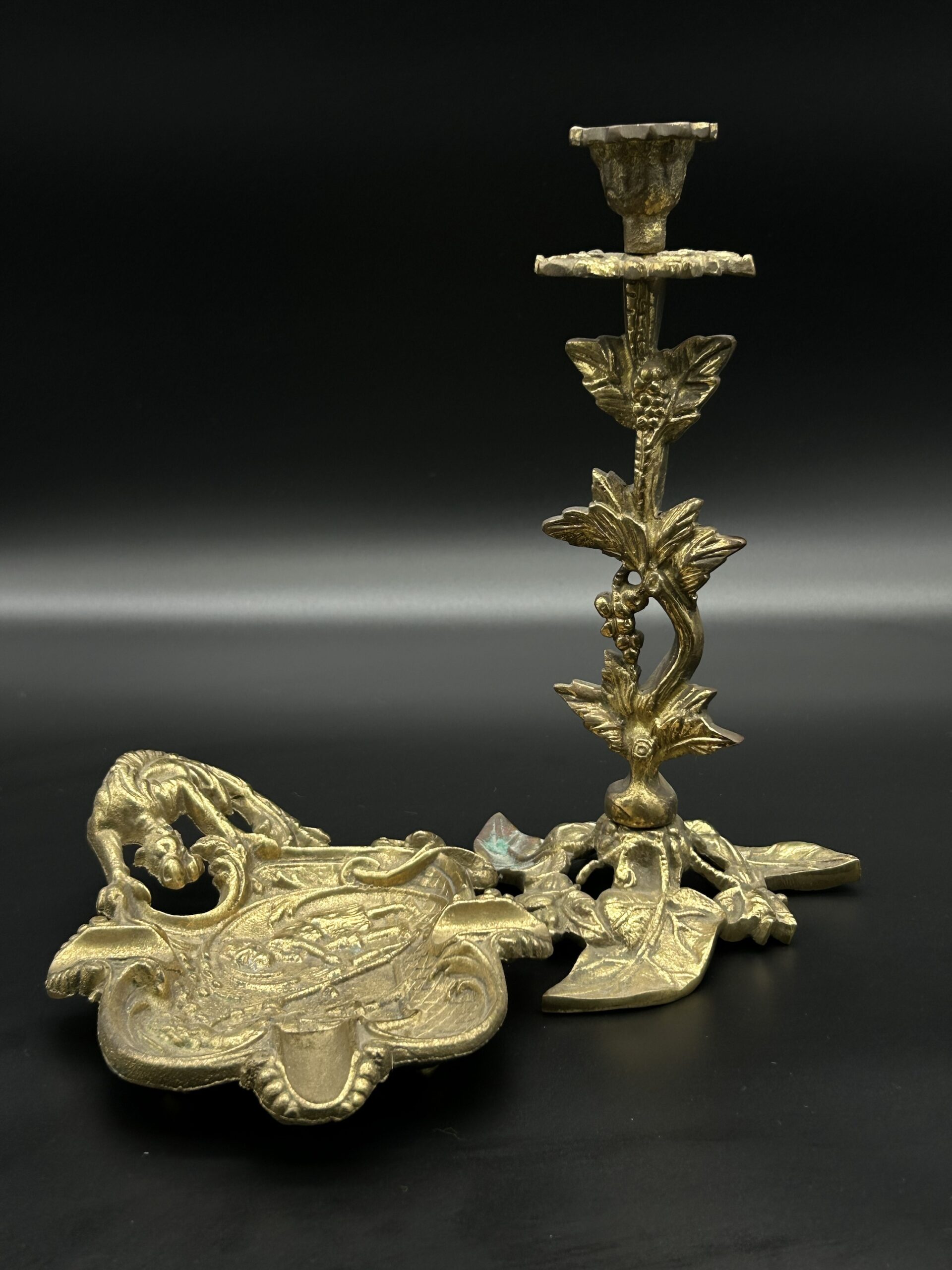 Zestaw mosiężnych dekoracji – świecznik i tacka