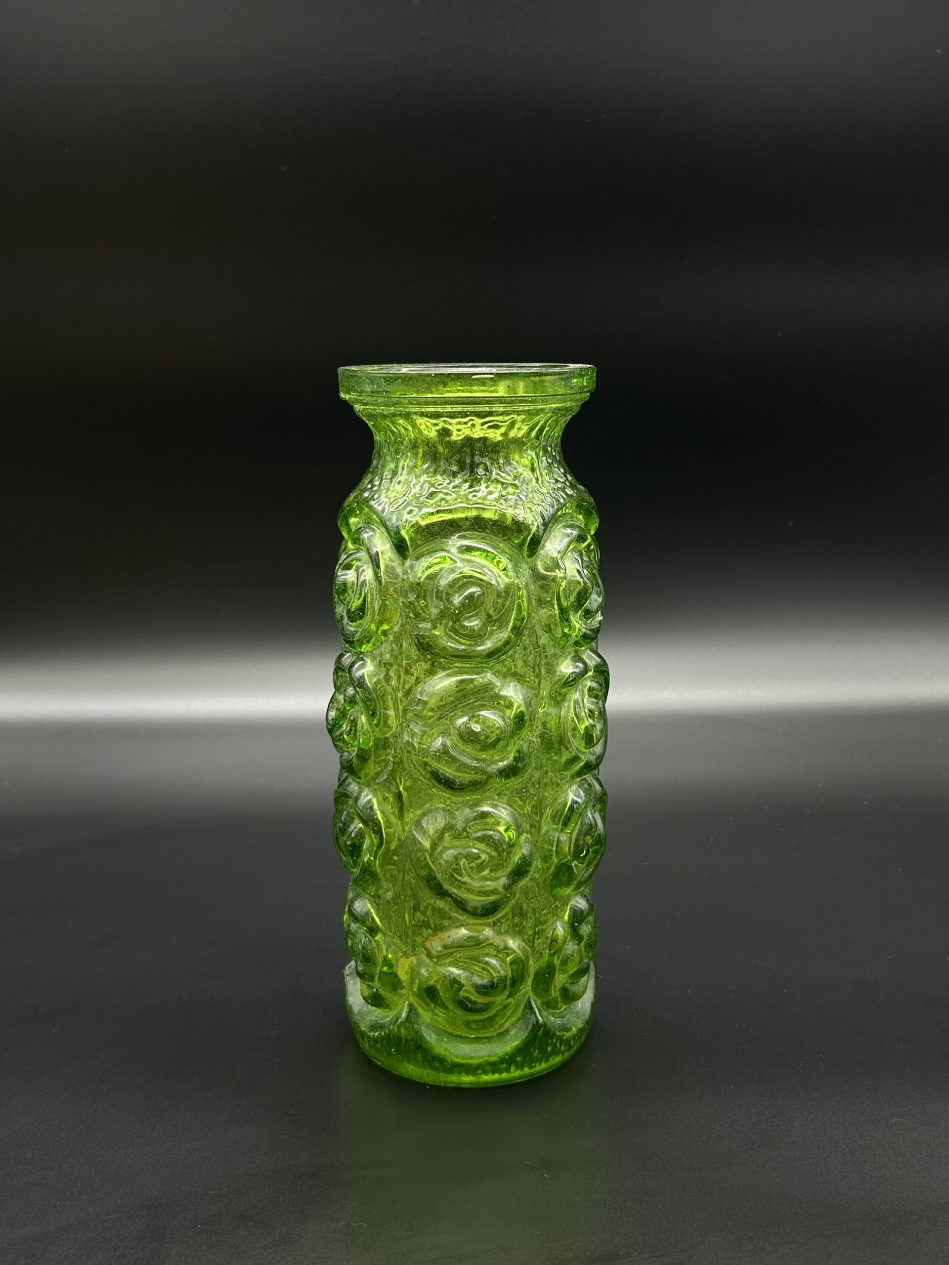 Zielony wazon ze szkła tłoczonego