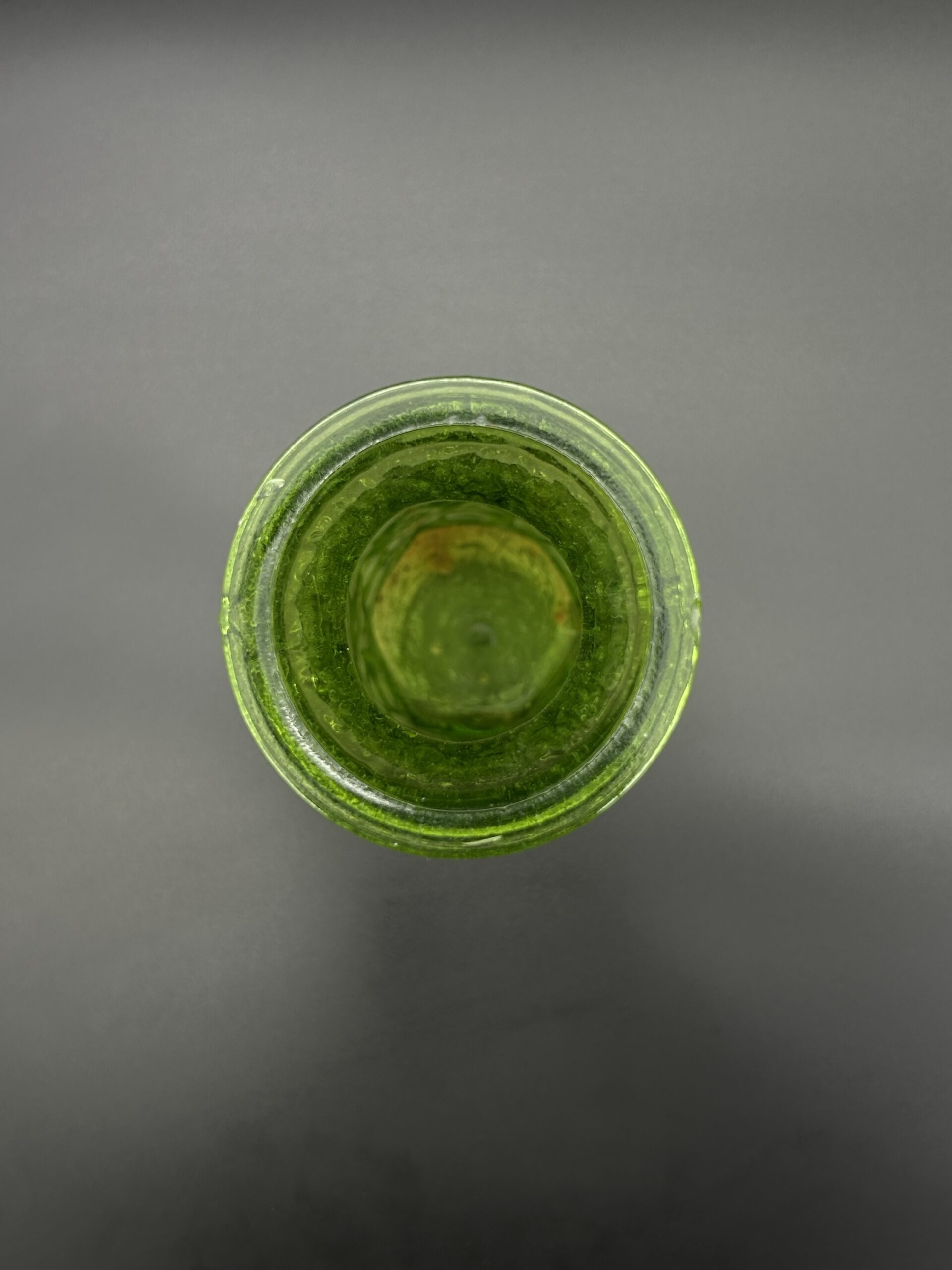 Zielony wazon ze szkła tłoczonego - obrazek 2