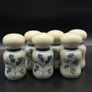 Zestaw słoiczków porcelanowych z motywem kwiatów