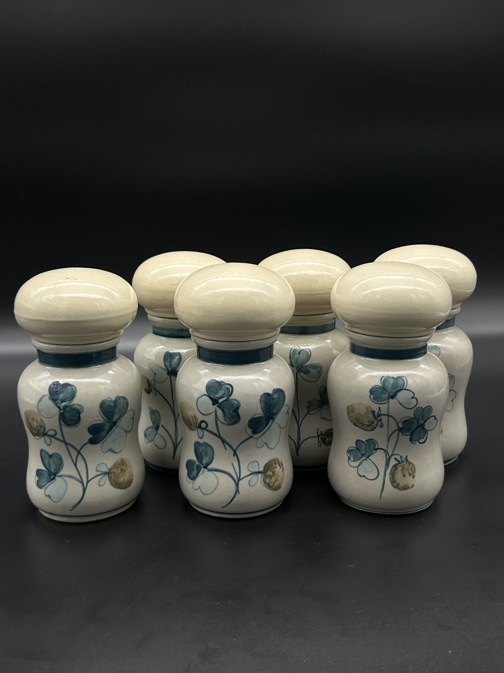 Zestaw słoiczków porcelanowych z motywem kwiatów