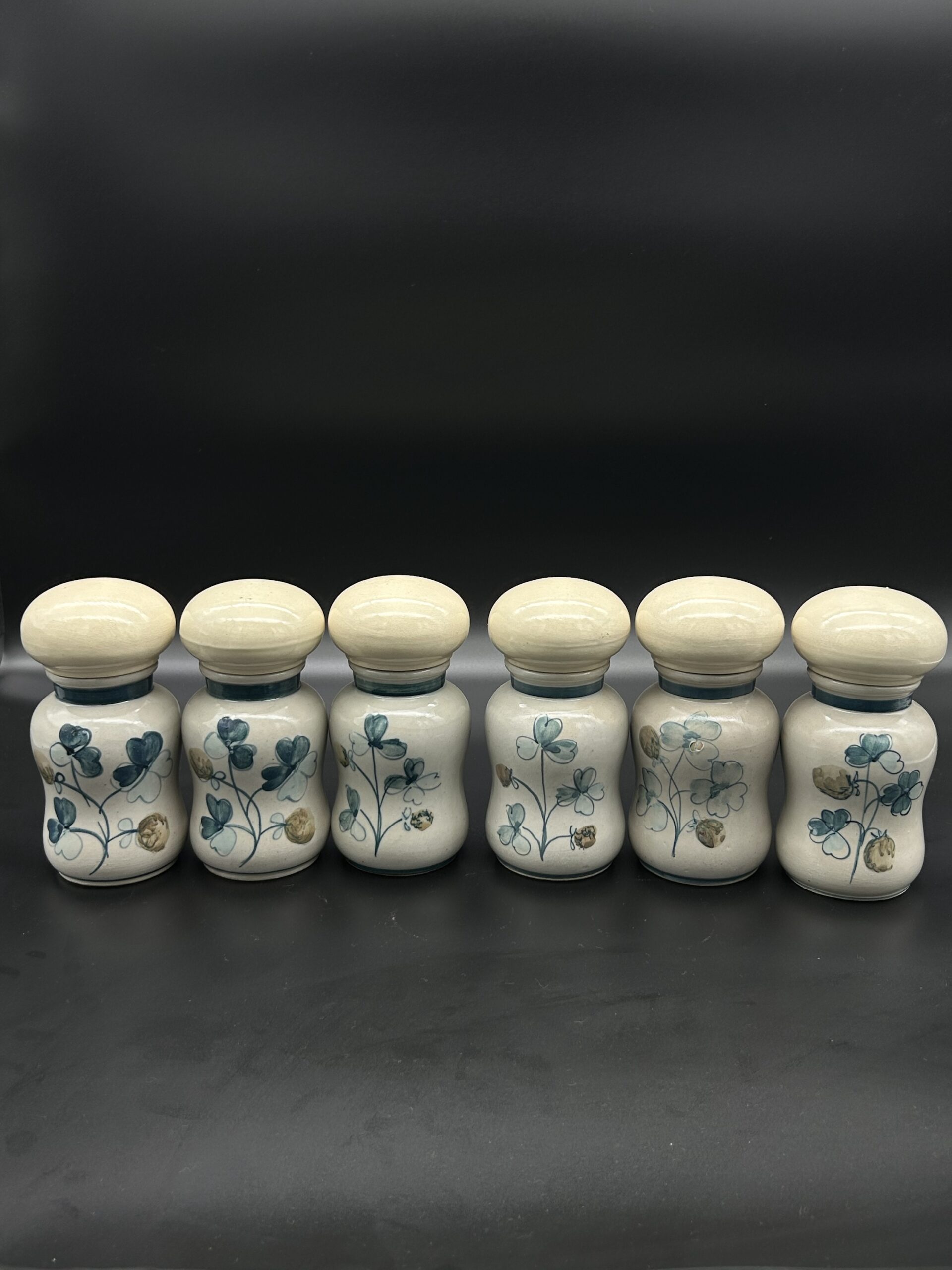 Zestaw słoiczków porcelanowych z motywem kwiatów - obrazek 2