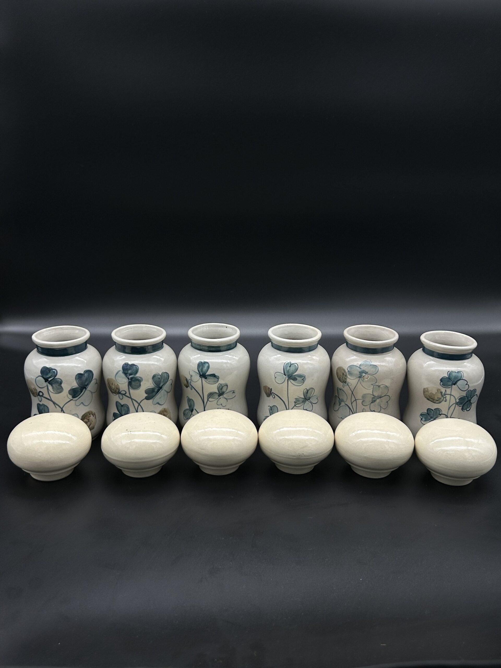 Zestaw słoiczków porcelanowych z motywem kwiatów - obrazek 3