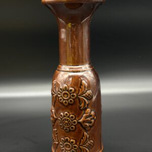 Brązowy wazon ceramiczny z motywem kwiatów