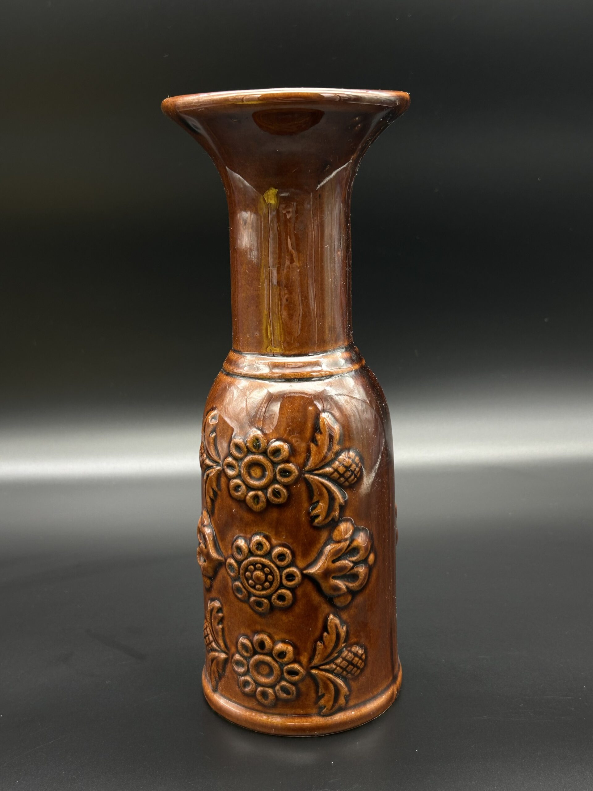 Brązowy wazon ceramiczny z motywem kwiatów