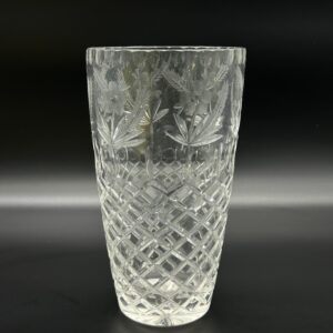 Szklany wazon kryształowy z grawerem kwiatowym