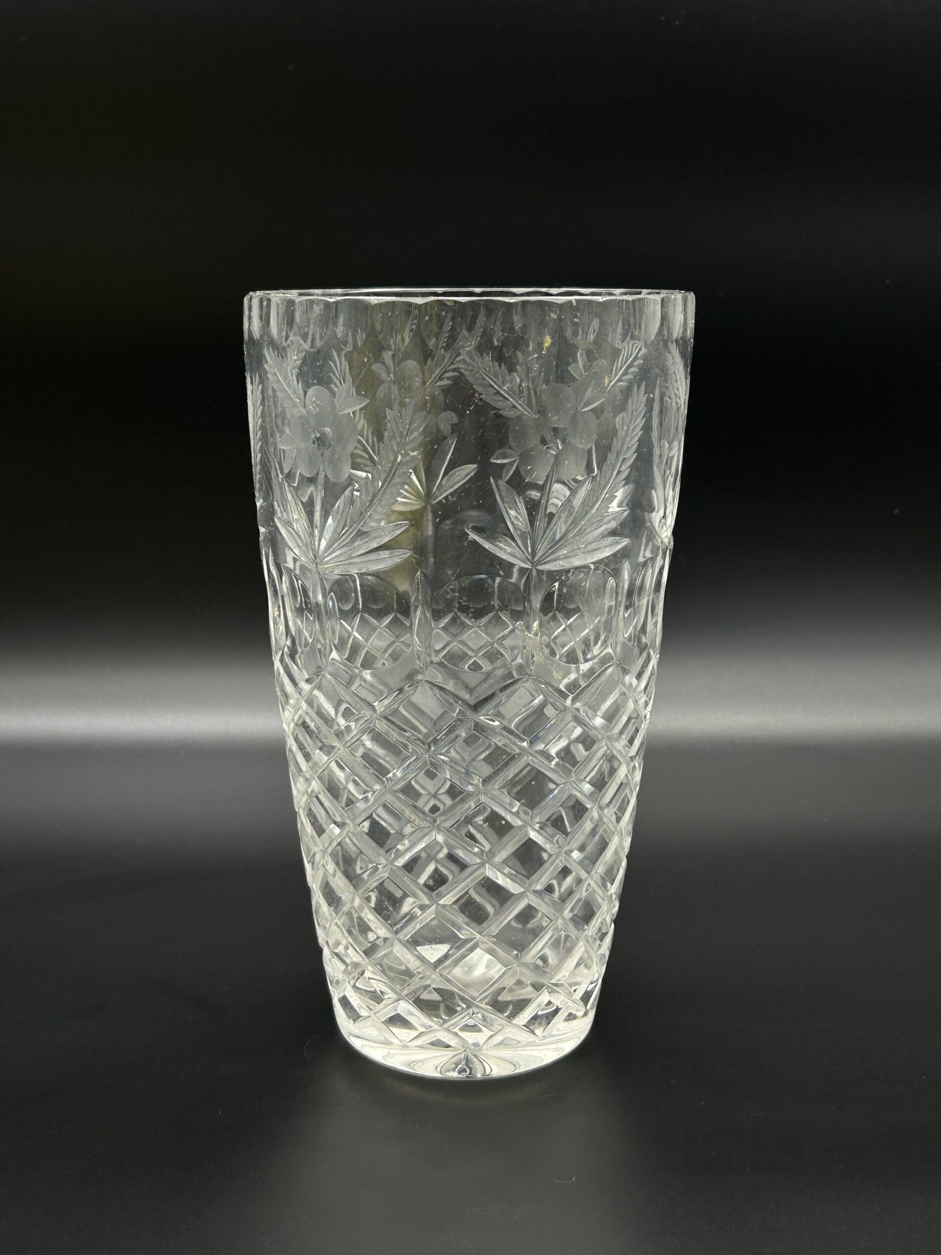 Szklany wazon kryształowy z grawerem kwiatowym
