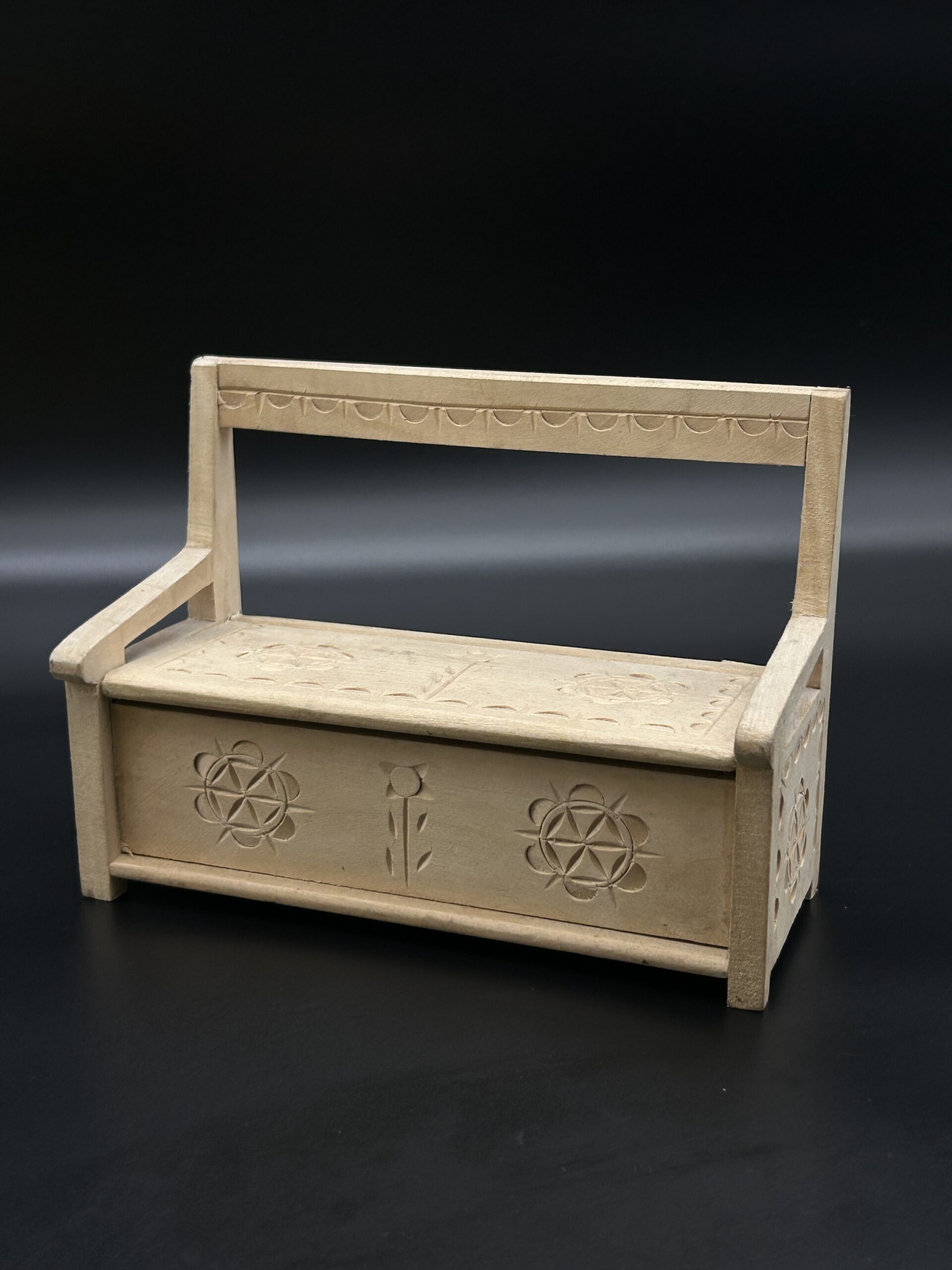 Drewniane pudełko z rzeźbionym wzorem ludowym - obrazek 2