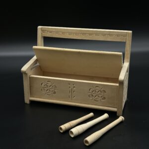 Drewniane pudełko z rzeźbionym wzorem ludowym