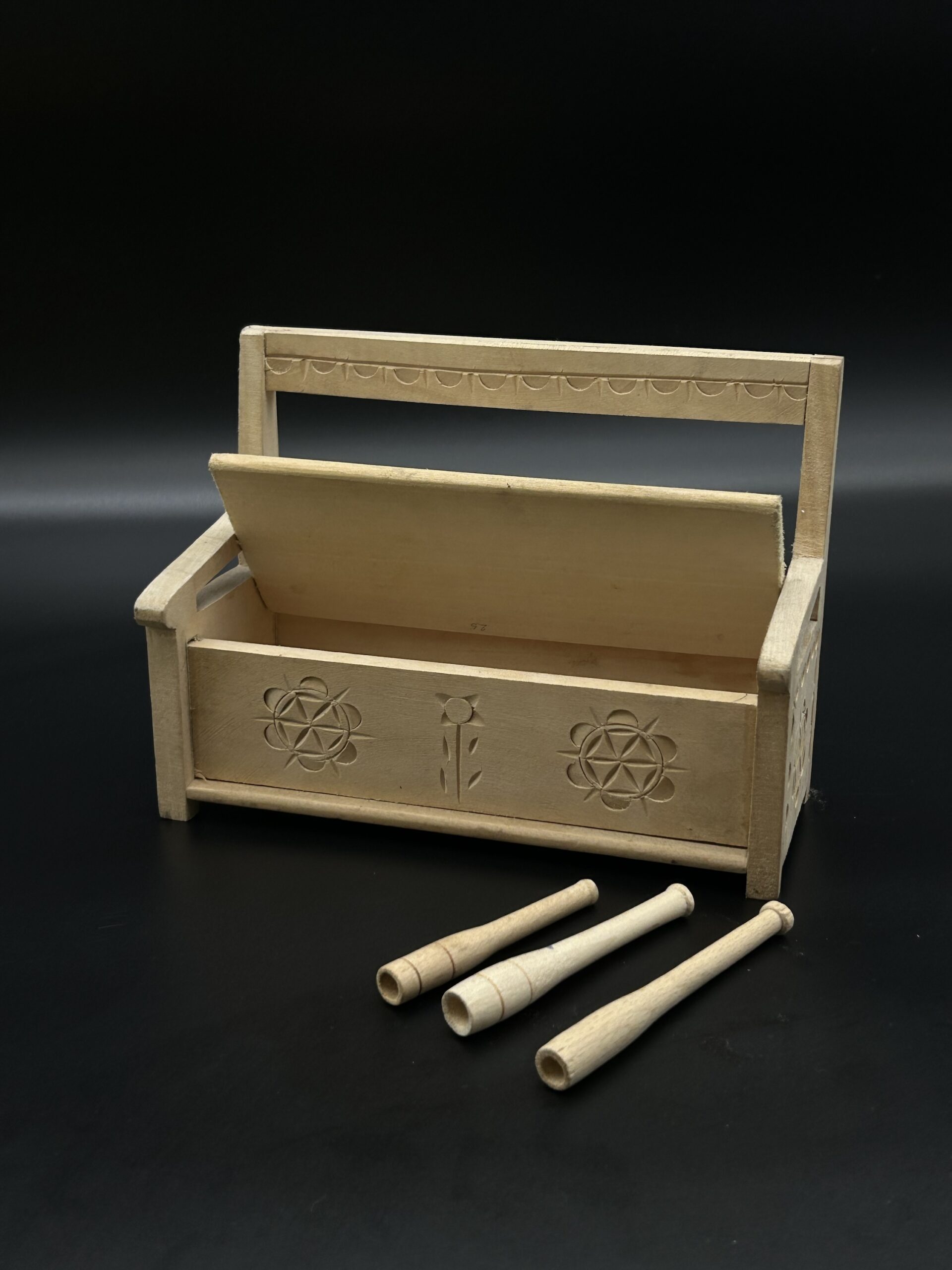 Drewniane pudełko z rzeźbionym wzorem ludowym