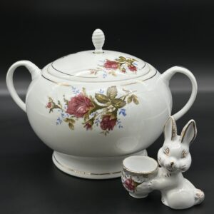 Porcelanowa waza z motywem różanym