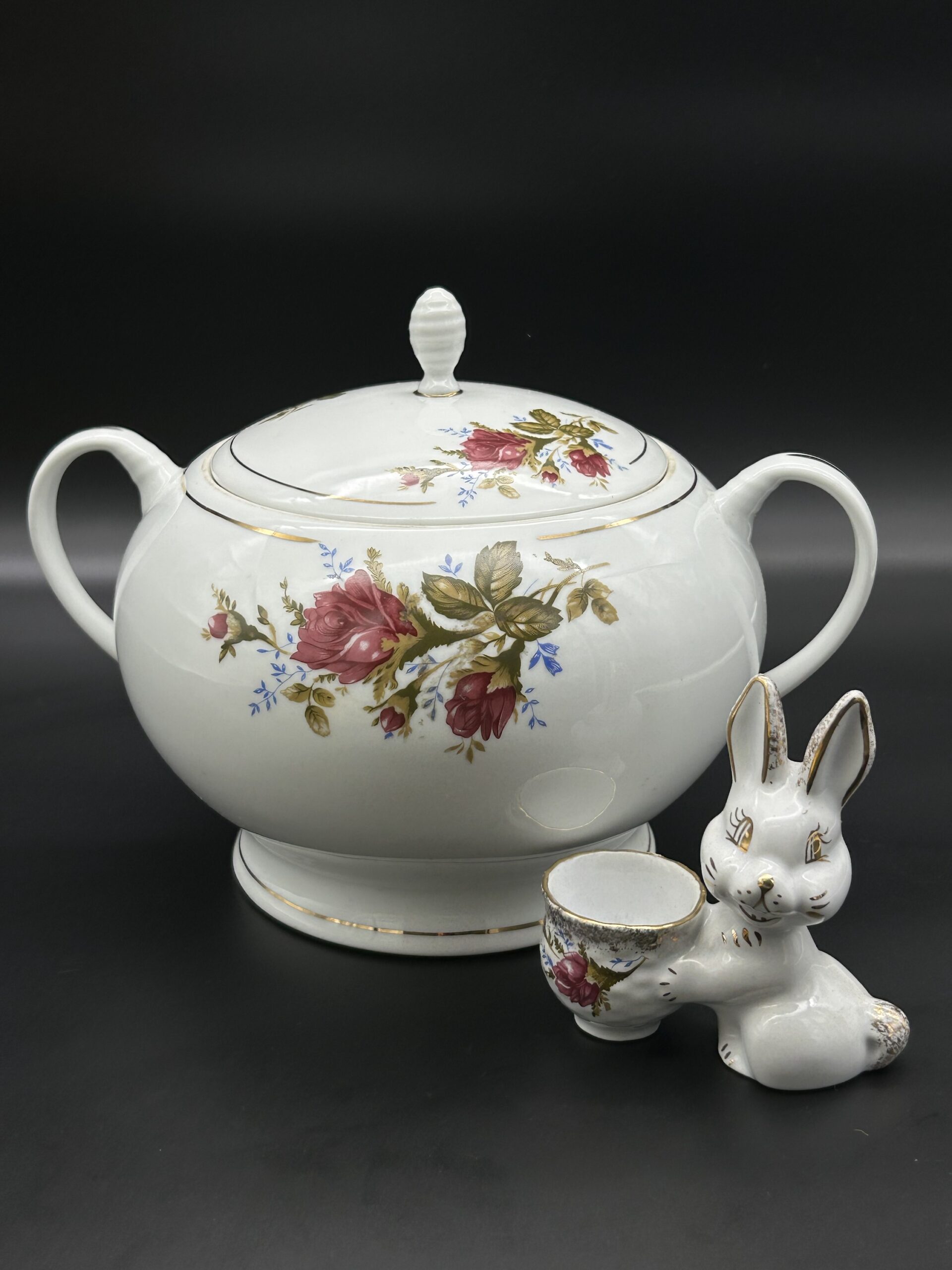 Porcelanowa waza z motywem różanym