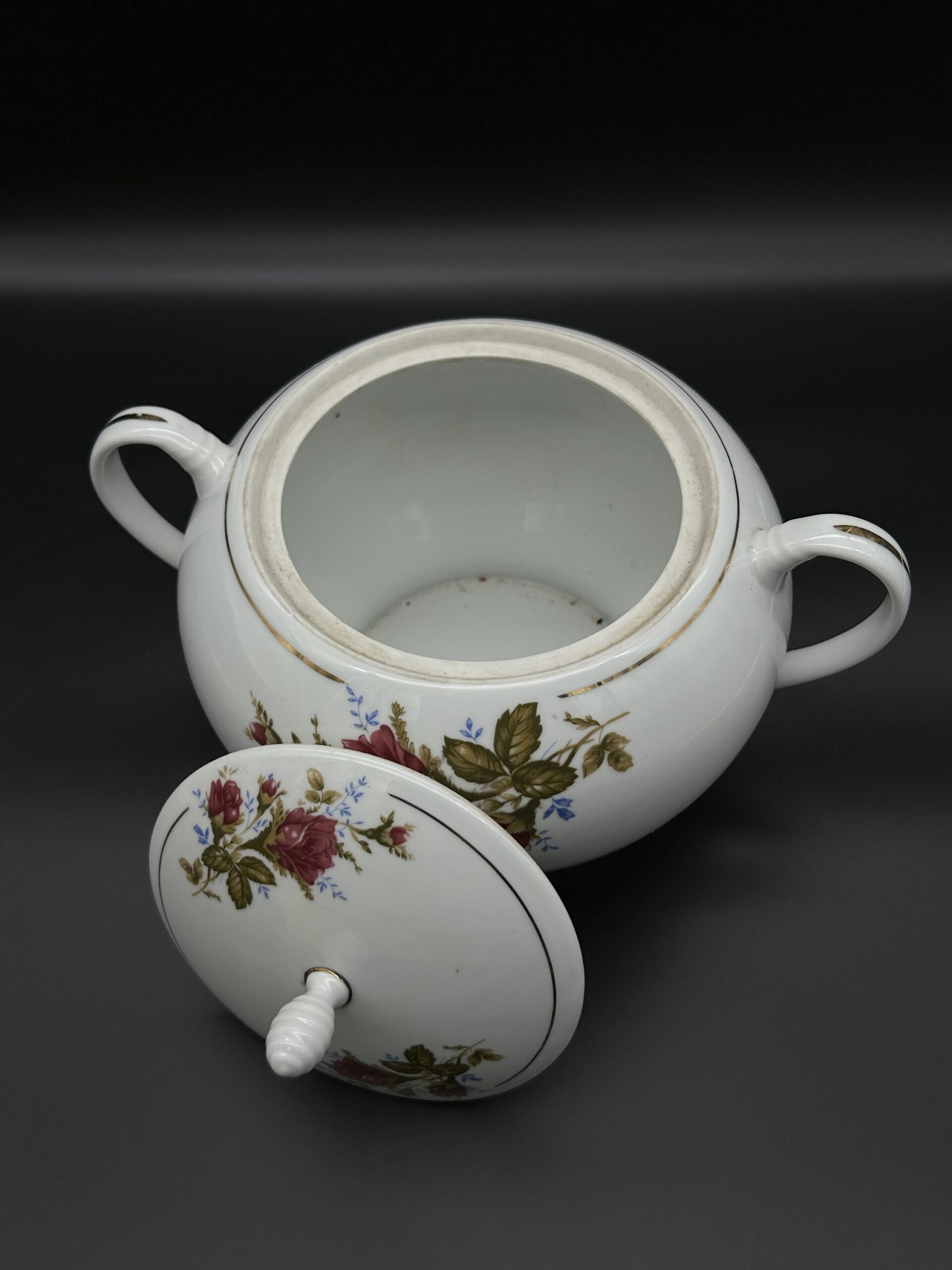 Porcelanowa waza z motywem różanym - obrazek 3